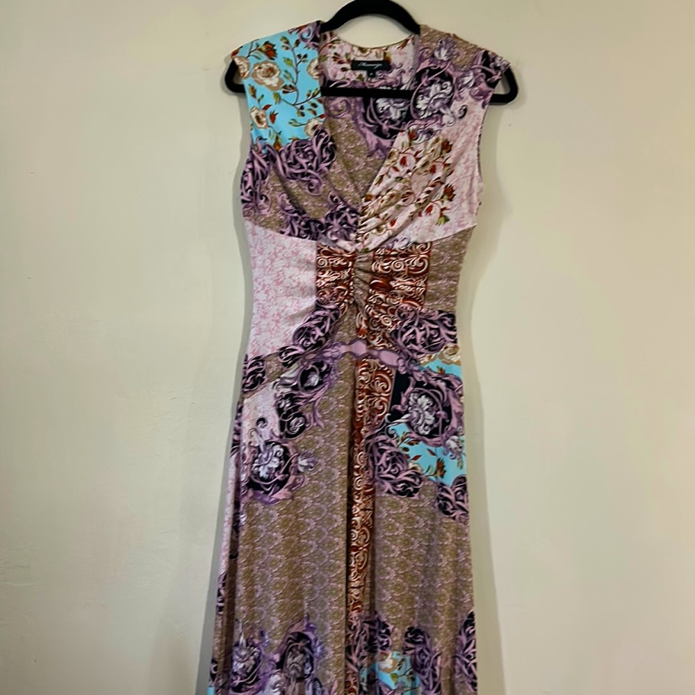 Flatering dress, Size Medium. a smoke and pet free home.